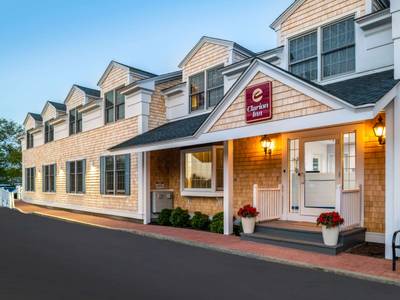 Clarion Inn Marthas Vineyard Hotel