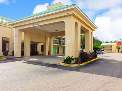 Econo Lodge Inn & Suites