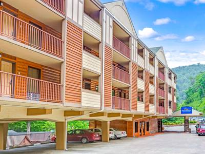 Baymont Inn & Suites Gatlinburg On The River