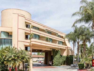 Econo Lodge Inn & Suites