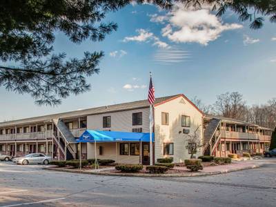 Econo Lodge Inn & Suites