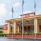 Econo Lodge Inn & Suites
