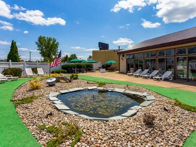 Econo Lodge Inn & Suites