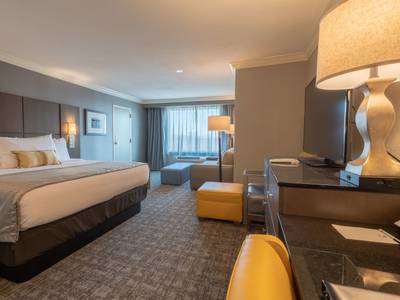 Cottonwood Suites Louisville Fair & Expo