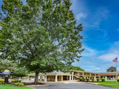 Econo Lodge Inn & Suites