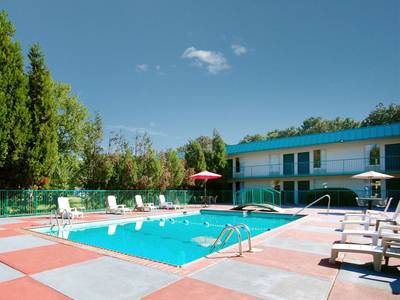 Econo Lodge Inn & Suites