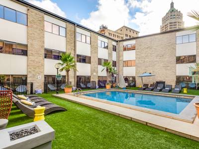 Riverwalk Plaza Hotel & Suites