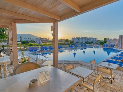 Golden Bay Studios & Apartments