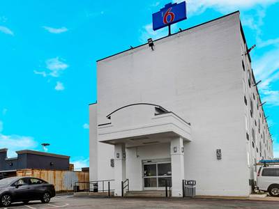 Days Inn Arlington Six Flags/Ballpark/AT&T Stadium