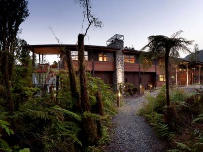 Te Waonui Forest Retreat