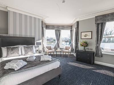 Thames Riviera Hotel