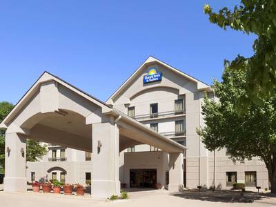Days Inn and Suites Cedar Rapids