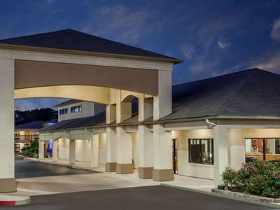 Days Inn And Suites Huntsville