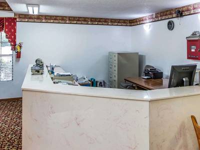 Econo Lodge Inn & Suites