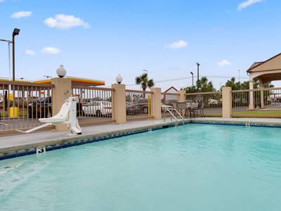 Super 8 Alexandria I-49