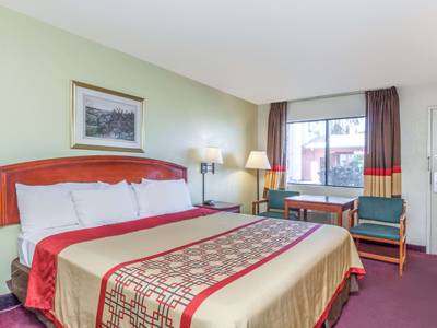 Super 8 Bakersfield Central