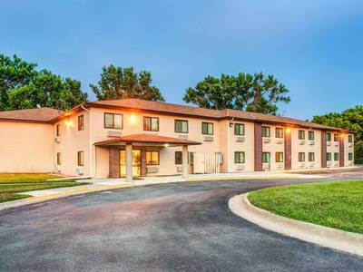 Super 8 by Wyndham Blair