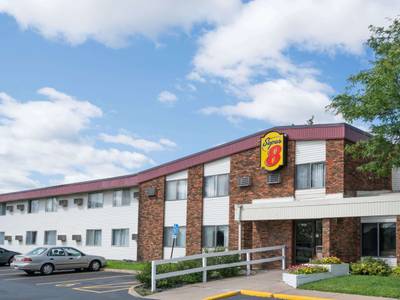 Super 8 Brooklyn Center / MPLS