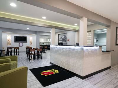 Super 8 Rochester Mayo Clinic Area