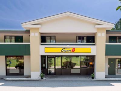 Super 8 White River Junction