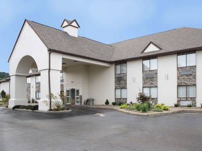 Schoenbrunn Inn & Suites