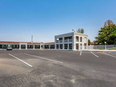 Econo Lodge Inn & Suites