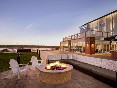 Cambria Hotel Newport & Conference Center 