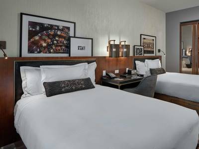 Londonhouse Chicago, Curio Collection By Hilton
