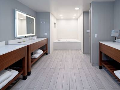 DoubleTree by Hilton Hotel Bakersfield