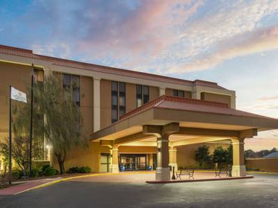 La Quinta Inn & Suites Memphis Airport Graceland