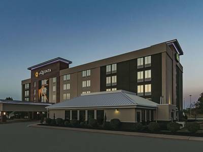 La Quinta Inn & Suites Cleveland Airport West