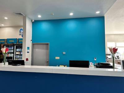 Econo Lodge Inn & Suites