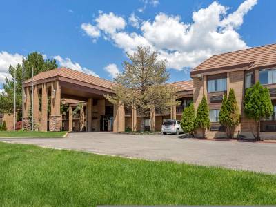 Econo Lodge Inn & Suites