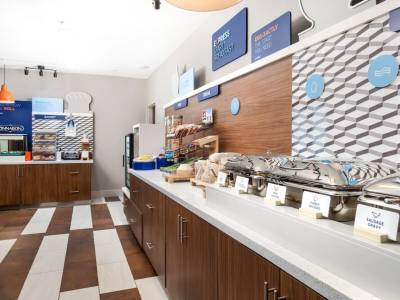 Holiday Inn Express & Suites Conroe (I-45 North)