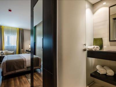 Golden Crown Nazareth