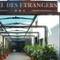 Des Etrangers