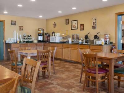 Days Inn & Suites Surprise