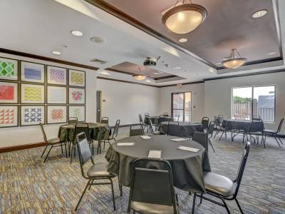 Holiday Inn Express & Suites Tampa-Usf-Busch Gardens