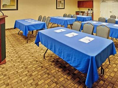 Holiday Inn Express Hotel & Suites Wichita Airport