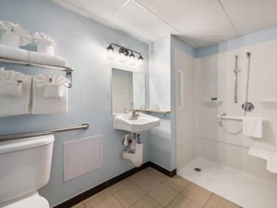 Clarion Inn & Suites Virginia Beach