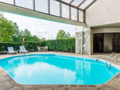 Super 8 Westlake/Cleveland