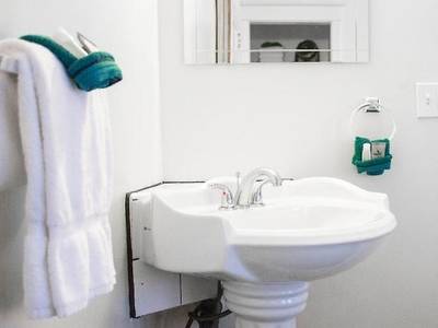 11th Avenue Hotel and Hostel