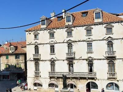 Central Palace Rooms
