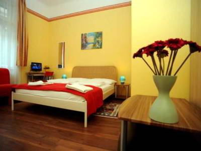 Club Apartments & Rooms