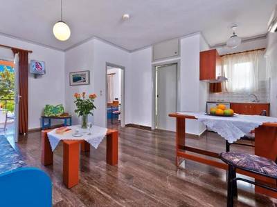 Koukouras & Lia Apartments