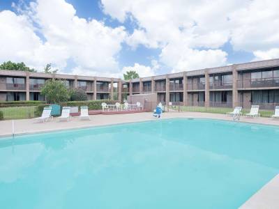 Baymont Inn & Suites Paris