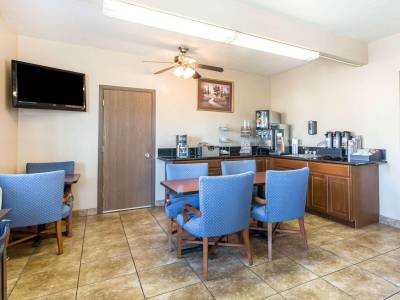 Rodeway Inn & Suites