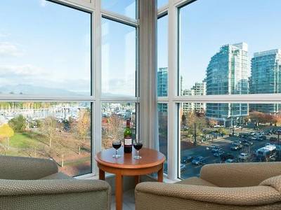 Lord Stanley Suites on the Park