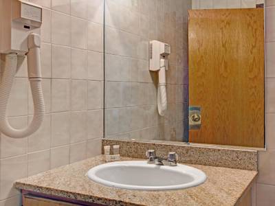 Super 8 Jamaica North Conduit