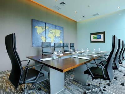 Holiday Inn Express Jakarta International Expo